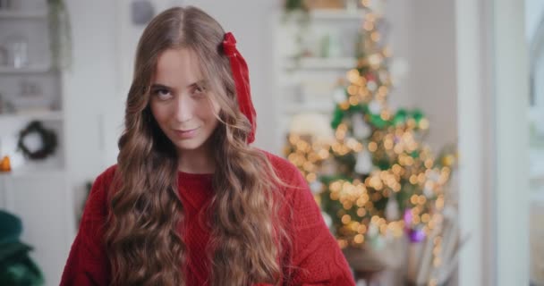 Portrait Belle Jeune Femme Souriante Maison Pendant Noël — Video