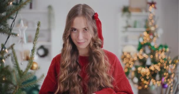 Портрет Веселой Молодой Женщины Улыбающейся Дома Время Рождества — стоковое видео