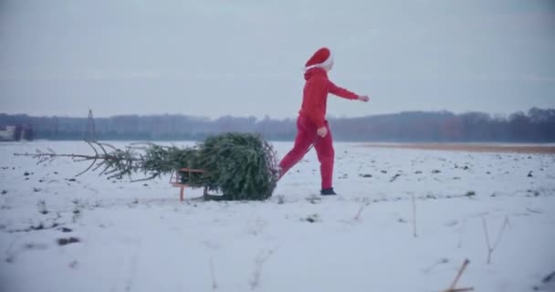 Kırmızı Kalın Elbiseli Neşeli Adam Noel Baba Şapkası Kar Üzerinde — Stok video