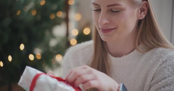 Gelukkig Mooi Vrouw Opening Lint Verpakt Kerstcadeau Thuis — Stockvideo