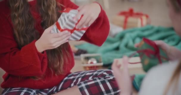 Vysoký Úhel Střední Části Mladých Sester Vyměňovat Zabalené Vánoční Dárky — Stock video