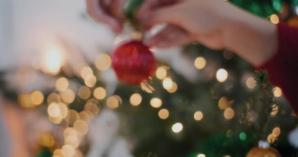 Gestutzte Hand Einer Jungen Frau Schmückt Beleuchteten Weihnachtsbaum Hause Mit — Stockvideo