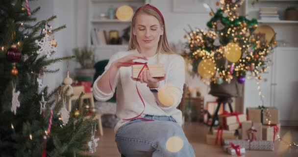Überraschte Schöne Junge Frau Öffnet Hölzerne Geschenkschachtel Während Sie Weihnachten — Stockvideo