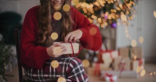 Erstaunlich Fröhliche Frau Öffnet Beleuchtete Hölzerne Geschenkschachtel Während Sie Weihnachten — Stockvideo
