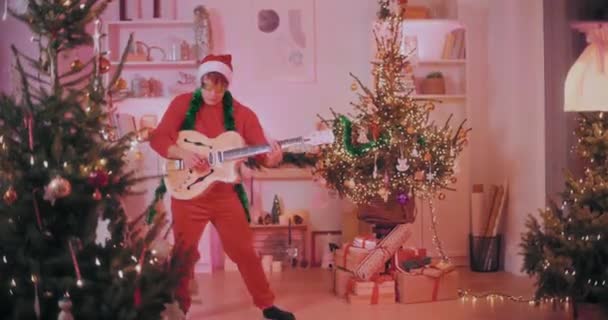 Junger Mann Mit Grünem Lametta Den Hals Spielt Weihnachten Geschmücktem — Stockvideo