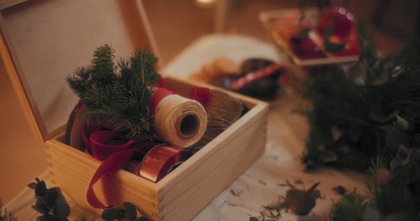 Nahaufnahme Von Weihnachtsschmuck Ornamente Für Weihnachtsfeiertage — Stockvideo