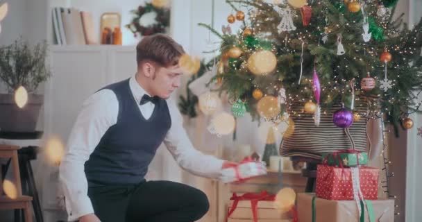 Ben Vestito Giovane Uomo Smoking Organizzare Scatole Regalo Albero Natale — Video Stock