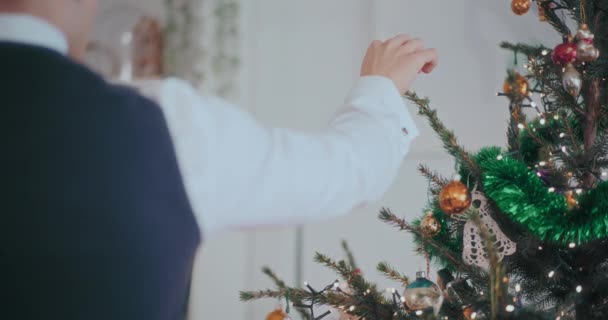 Vista Posteriore Del Giovane Appeso Bauble Rosso Lucido Albero Natale — Video Stock