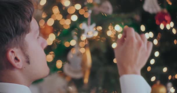 Vista Posteriore Giovane Mano Appeso Bauble Dorato Lucido Albero Natale — Video Stock