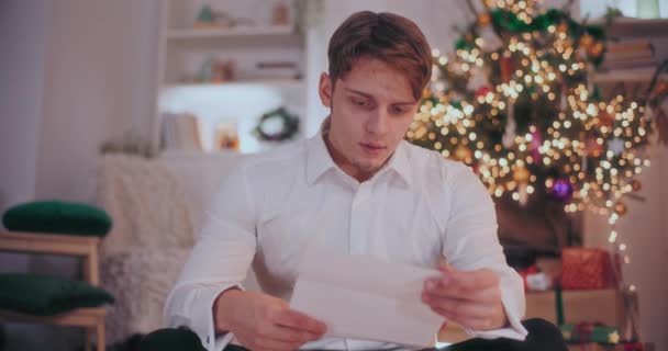 Angespannter Junger Mann Mit Kopf Den Händen Liest Brief Während — Stockvideo