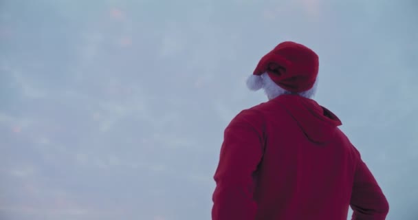 Kırmızı Kapüşonlu Ceketli Noel Baba Şapkalı Düşünceli Genç Adam Noel — Stok video