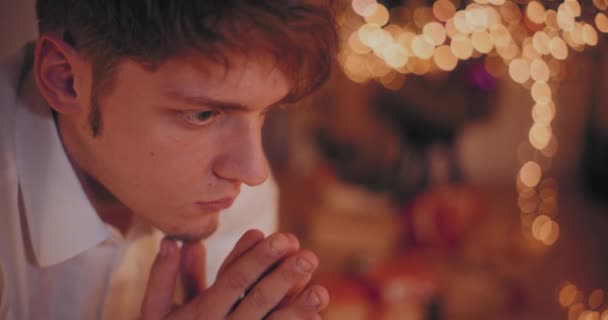 Closeup Pensive Young Man Hands Clasped Christmas Home — Stok Video