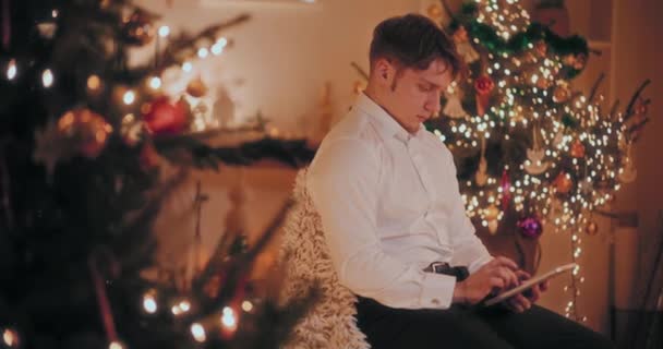크리스마스 집에서 의자에 디지털 태블릿을 형식에 — 비디오