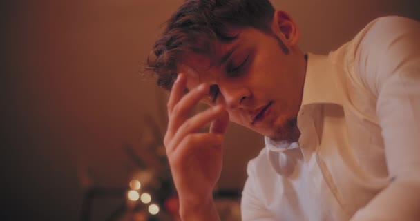 Låg Vinkel Syn Deprimerad Ung Man Med Huvudet Handen Hemma — Stockvideo