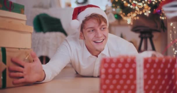 Πορτρέτο Του Χαρούμενου Νεαρού Άνδρα Σάντα Καπέλο Συρόμενη Χριστουγεννιάτικα Δώρα — Αρχείο Βίντεο