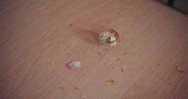 Noel 'de evdeki ahşap zeminde kırık altın mücevher manzarası