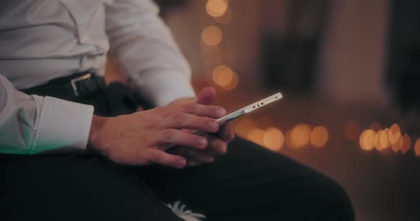 Midsection Muže Pomocí Digitálního Tabletu Zatímco Sedí Doma Během Vánoc — Stock video