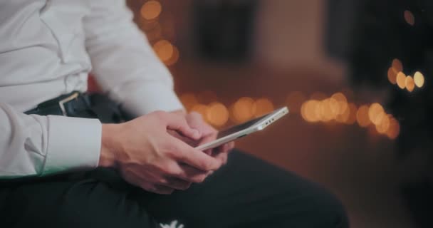 Noel Boyunca Aydınlatılmış Evde Otururken Dijital Tablet Kullanan Bir Adamın — Stok video