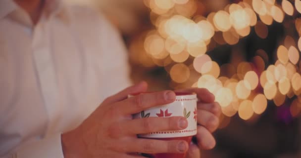 Midsection Mladého Muže Drží Šálek Kávy Osvětlené Domů Během Vánoc — Stock video