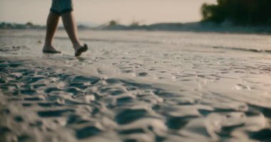 Tek Başına Yürüyen Adam 'ın Orta Çekimi Özgürlük Kavramı.