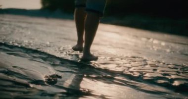 Tek Başına Yürüyen Adam 'ın Orta Çekimi Özgürlük Kavramı.