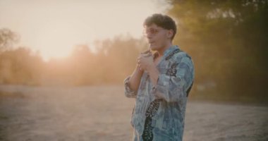 Özgürlüğün tadını çıkaran insanın portresi Pozitif Neşe Adamı