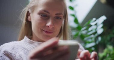 Akıllı Telefon Sosyal Medya İnternet Alışverişi Çevrimiçi Kadının Portresi