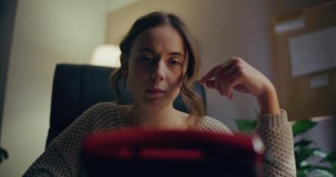 Aramayı Bekleyen Üzgün Kadın Portresi