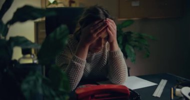 Ofisteki Bunalımlı Üzgün Kadın Büyük Kriz geçiriyor