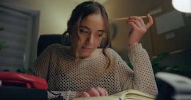 Ofisteki depresyondaki aşırı çalışan mutsuz kadın.