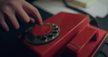 Gecenin geç saatlerinde telefonla konuşan kadın portresi