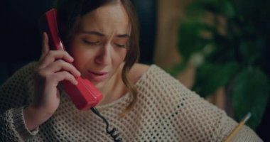 Gecenin geç saatlerinde telefonla konuşan kadın portresi