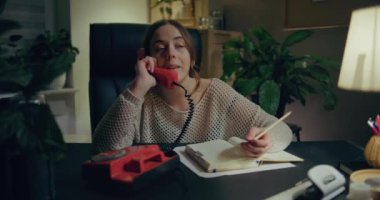 Gecenin geç saatlerinde telefonla konuşan kadın portresi