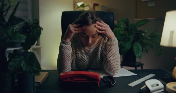 Θλιβερή Εργατική Δυστυχισμένη Γυναίκα Στο Γραφείο — Αρχείο Βίντεο