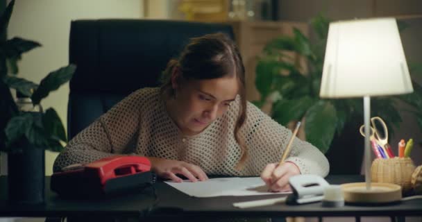 Primer Plano Mujer Sobrecargada Trabajo Escribiendo Carta Trabajando Hasta Tarde — Vídeos de Stock
