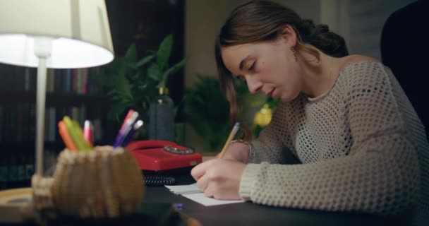 Masada Geç Saatlere Kadar Çalışan Kadın Portresi — Stok video