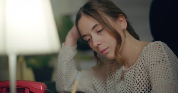 Depressief Overwerkt Ongelukkig Bezorgde Vrouw Kantoor — Stockvideo