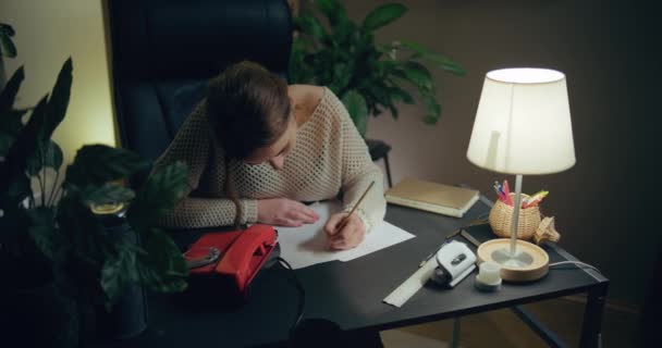 Ofisteki Depresyondaki Aşırı Çalışan Mutsuz Kadın — Stok video