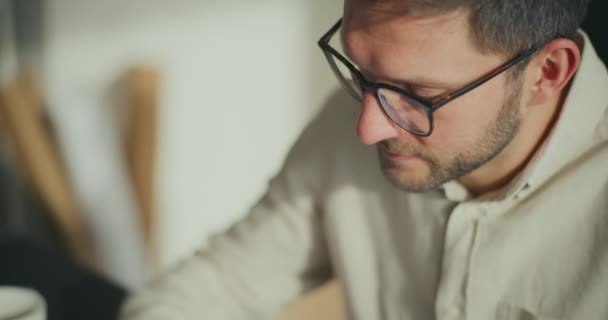 Junge Männliche Geschäftsprofis Justieren Brillen Während Der Arbeit Büro — Stockvideo