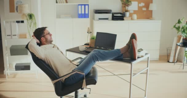 Voller Länge Des Männlichen Unternehmers Sitzt Entspannter Position Auf Bürostuhl — Stockvideo