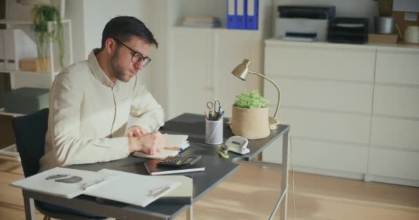 Erschöpfter Männlicher Jungunternehmer Macht Pause Während Schreibtisch Büro Sitzt — Stockvideo