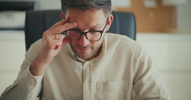 オフィスの机で働く若い緊張したビジネスマン — ストック動画