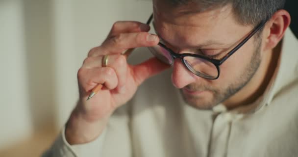 Empresário Pensativo Removendo Óculos Enquanto Trabalhava Escritório — Vídeo de Stock