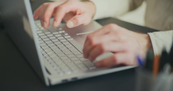 オフィスのデスクでノートパソコンにタイピングする男性ビジネスプロのクローズアップ — ストック動画