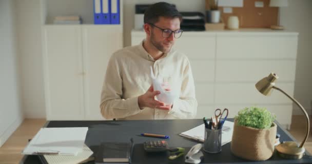 Wütender Männlicher Unternehmer Reißt Und Wirft Papier Während Schreibtisch Büro — Stockvideo