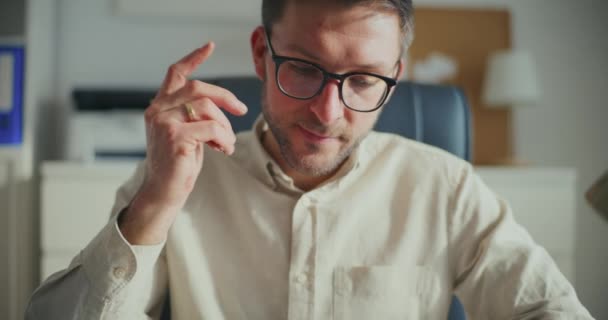 Jovem Empresário Focado Vestindo Óculos Trabalhando Escritório — Vídeo de Stock