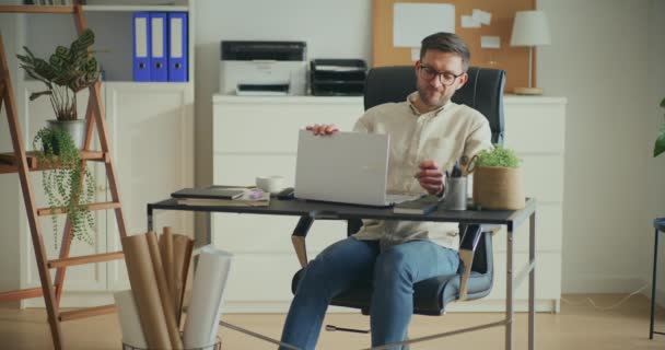 Satisfied Young Male Entrepreneur Sitting Hands Head Finishing Work Desk — Stock Video