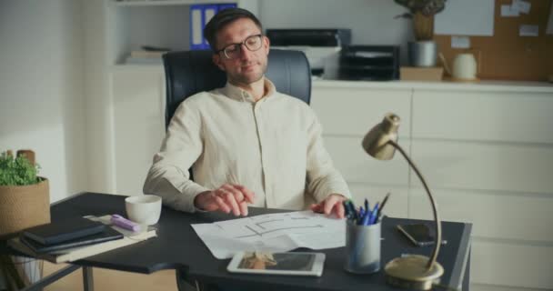 年轻的男性企业家在制定办公室战略的同时休息和喝咖啡 — 图库视频影像