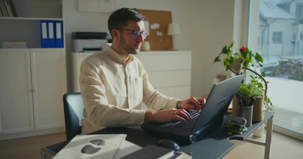 Νέοι Επαγγελματίες Άνδρες Φορώντας Γυαλιά Ηλίου Και Εργάζονται Φορητό Υπολογιστή — Αρχείο Βίντεο