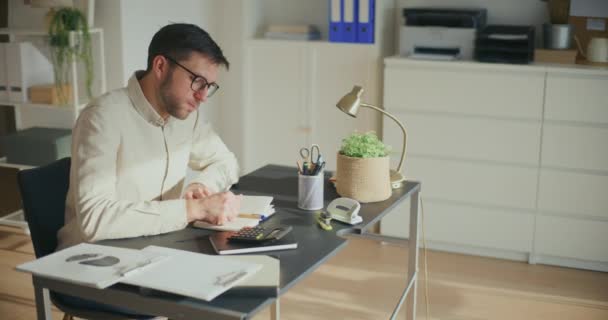 Erschöpfter Männlicher Jungunternehmer Macht Pause Während Schreibtisch Büro Sitzt — Stockvideo